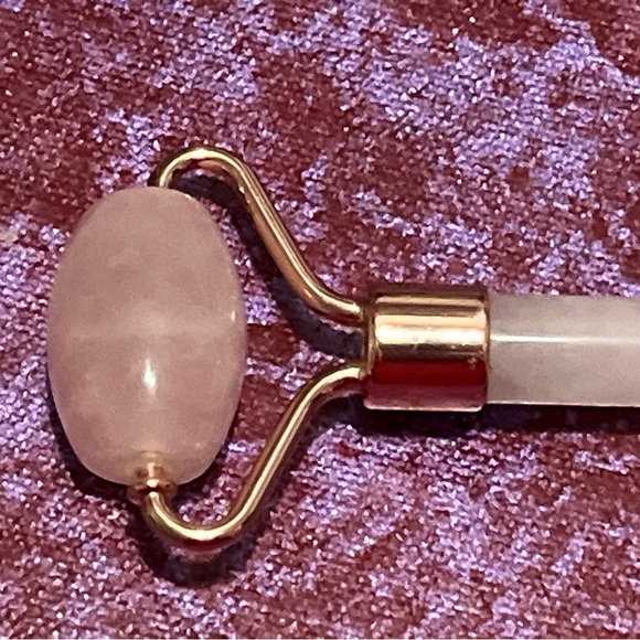Rose Quartz Face Roller - Picture 4 of 5